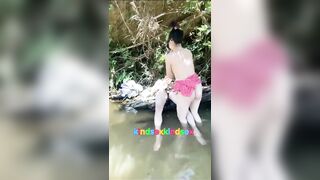 Em gái đu suối chơi bị người lạ hiếp dâm