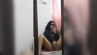 em gái thích thẩm du trước gương