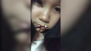 Bắt em gái thủ dâm bằng kẹo mút rồi quay video