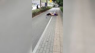 Thành niên nứng cặc hiếp dâm bà dì giữa đường phố