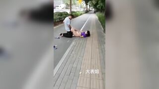 Thành niên nứng cặc hiếp dâm bà dì giữa đường phố