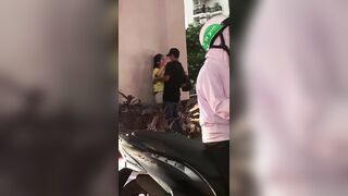 Cặp đôi nứng dắt nhau chịch dưới chân cầu