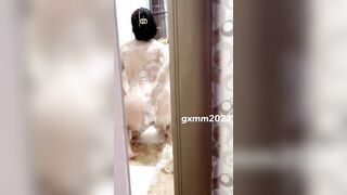 Quay lén cô em họ cực dâm ưỡn ẹo khi tắm