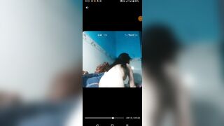 Quay lén con bạn thân trong lớp học