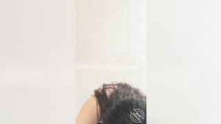 台球俱乐部约炮身材丰满的黑丝女同事_卧槽！拿台球杆去量她的B有多深