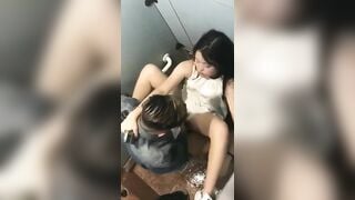 Em gái say sỉn bị người lạ hiếp trong toilet