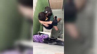 chich ban gai trong nha ve sinh