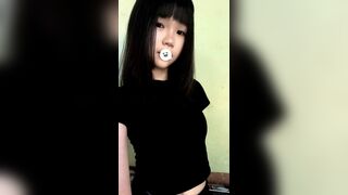 Em gái trông thì xinh mà nứng lồn thủ dâm bằng dưa chuột