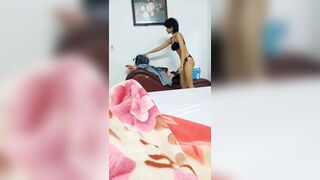 Em học sinh non nhưng da hơi ngăm đen
