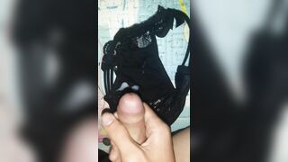 Sục cặc bắn tinh lên quần lót của chị họ