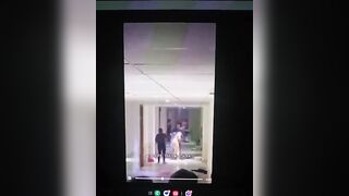Vừa lúc nãy, cãi nhau chia tay với ny cô gái cởi hết đồ đạc xong đập phá =) VN luôn ạ