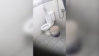 Em gái di tolet