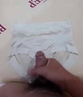 Thủ dâm quân lót