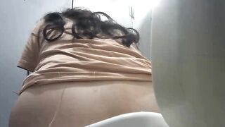 Clip Quay lén nhà vệ sinh wc