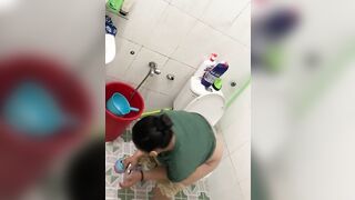 Quay len em gái di đái
