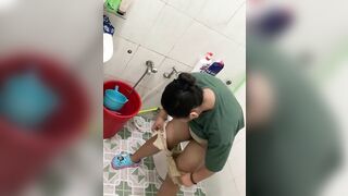 Quay len em gái di đái