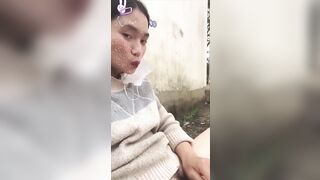 Em gái dâm đãng thủ dâm ở đâu cũng được p2