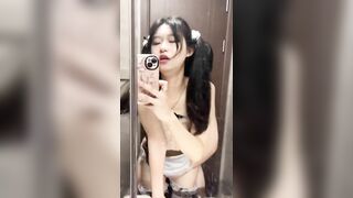 Địt Người Yêu Nát Lồn Thở Không Kịp Trong Nhà Vệ Sinh