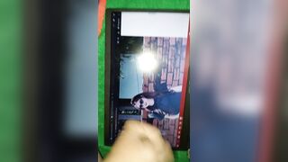 Em Trang 2k nhờ anh họ bắn tinh trùng lên ảnh bản thân