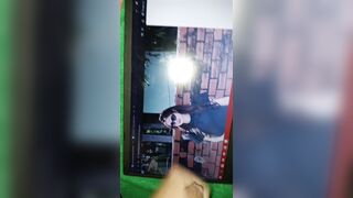 Em Trang 2k nhờ anh họ bắn tinh trùng lên ảnh bản thân