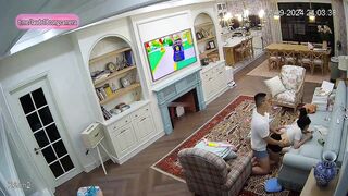 Hack cam vợ chồng đại gia chồng tranh thủ địt vợ khi con đang mê xem tv