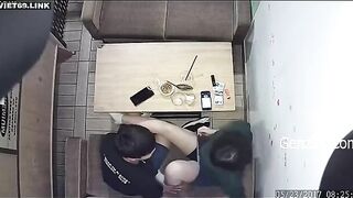 Cặp Đôi Trẻ Trong Quán Cà Phê Địt Nhau Trên Ghế