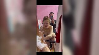 Cô dâu chú rể HOT nhất hôm nay đang đãi tiệc cưới khách thì nứng quá
