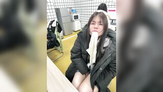 Bị thầy phạt ngậm quần xì lọt khe trong lớp học