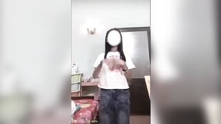 Đang nhảy thì em nó show lol