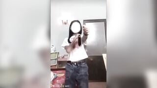 Đang nhảy thì em nó show lol