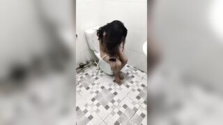 Em gái đang đi đái cứ nhảy vào quay, đuổi không đi =))