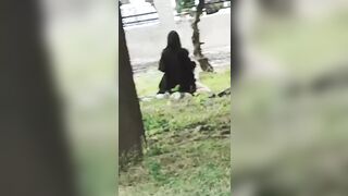 Đôi Trai Gái Địt Nhau Ở Công Viên Đông Người Qua Lại