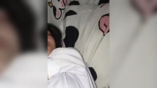 Em gái đi học về mệt ngủ xíu và cái kết, đky kênh ib tui cho xem cơ thể nhó