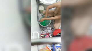 Quay lén mẹ vợ tắm