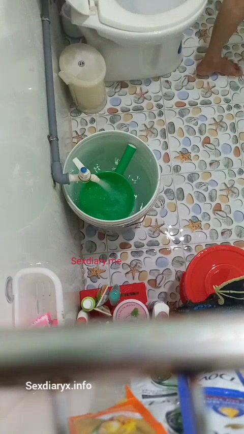 Quay lén mẹ vợ tắm