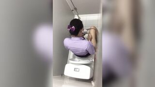 Quay lén nhà wc P11, đky kênh ib tui cho xem cơ thể nhó