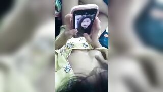 Bóp vú đứa em gái mới ***