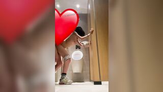 Đang đi chơi con ghệ kêu nứng, lôi vào nhà vệ sinh nam đụ ná thở