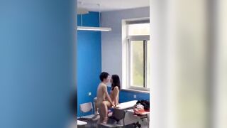 Quay lén cặp đôi sinh viên đang chịch nhau trong lớp