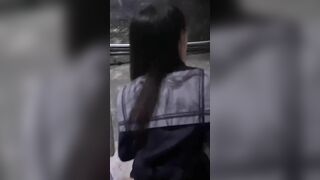 Cặp đôi học sinh địt nhau ở phía sau nhà vệ sinh trường