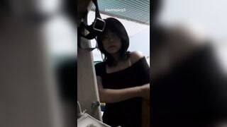 Em gái đeo kính