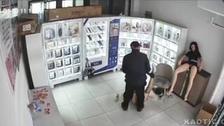Bảo vệ shop đồ chơi tình dục đụ búp bê của cửa hàng khi chủ đi vắng