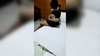 Thấy em con nhỏ , anh chưa dám chịch , chỉ dạy em cách bú cu trước