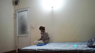 Quay lén em hàng non bán dâm cho khách trong khách sạn