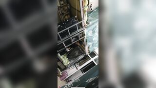 Quay lén đứa bạn ở ký túc xá thả rông