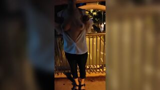Em hoch sinh Show hàng ngay giữa đường ở hà nội