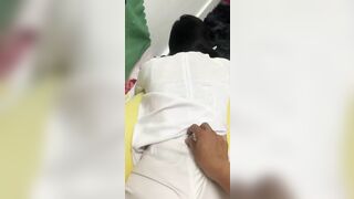 Nôn quá giờ lỡ xe luôn cái quần áo dài của bé , giờ phải mua đền