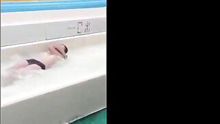 Teen châu á chơi cầu trượt nước bị lộ vú