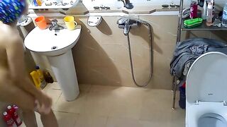 Quay lén chị gái tắm sướng