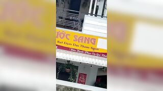 Các cháu đi uống caphe không uống mà đi húp nước lồn của bạn
